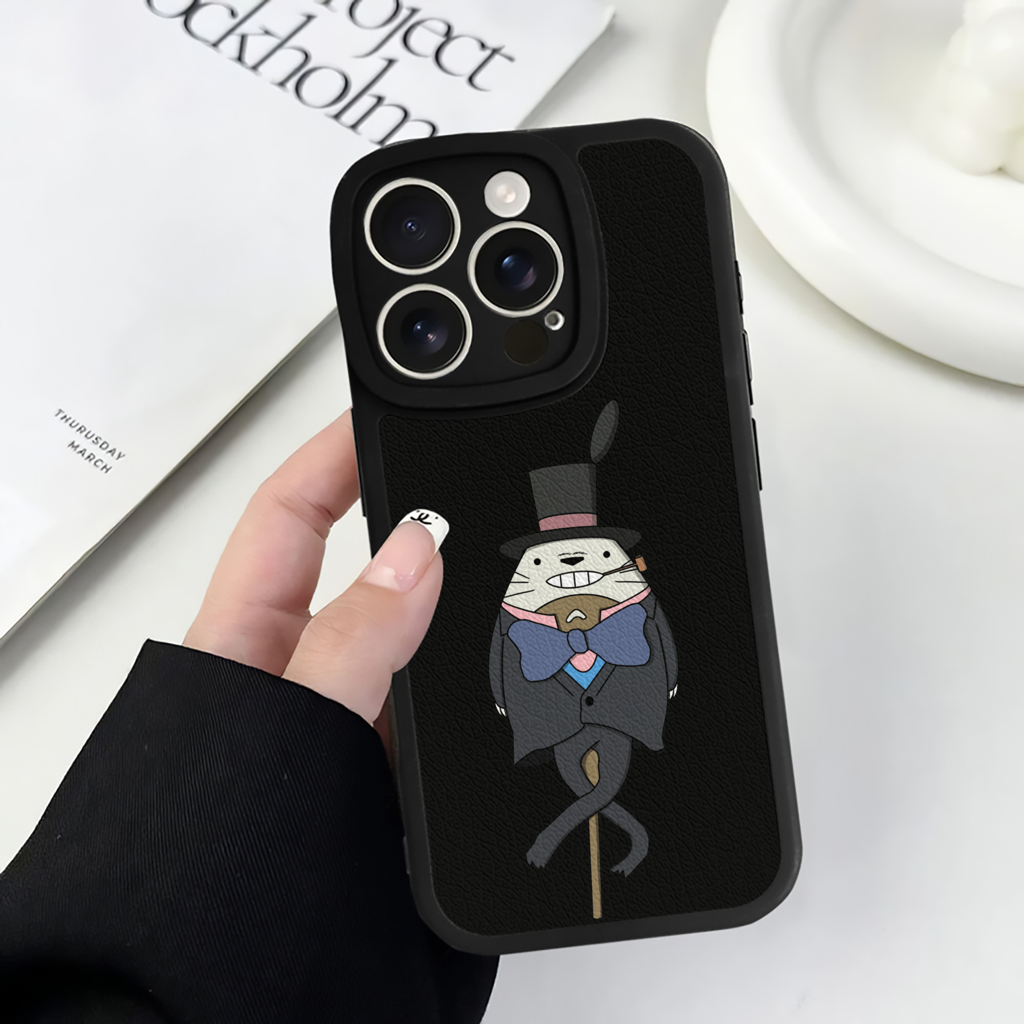 （画像用） となりのトトロ 草壁メイ 草壁サツキ My Neighbor Totoro Satsuki Kusakabe Mei Kusakabe 【iPhone 16シリーズ対応】シリコンスマホケース（レザー調） 材質：シリコン